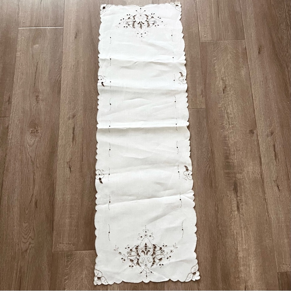 Ivory French Style Madeira Linen Embroidered Cutwork Flowers Table Runner 46x14β